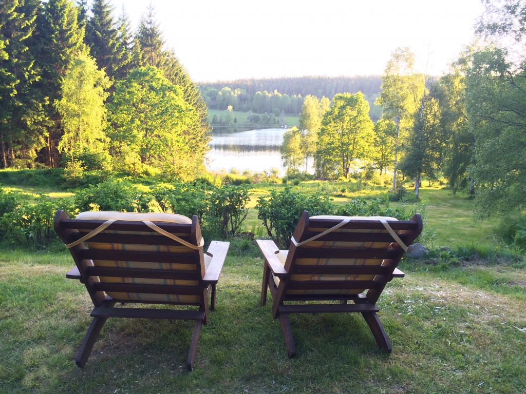 Zwei Liegestühle mit Blick auf den See Grann