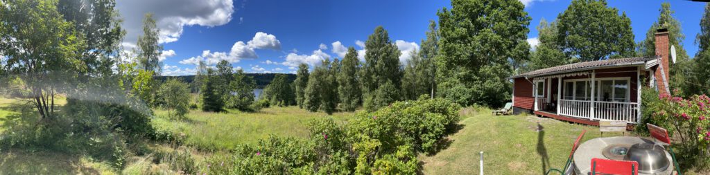 Blick über Garten und See am Ferienhaus
