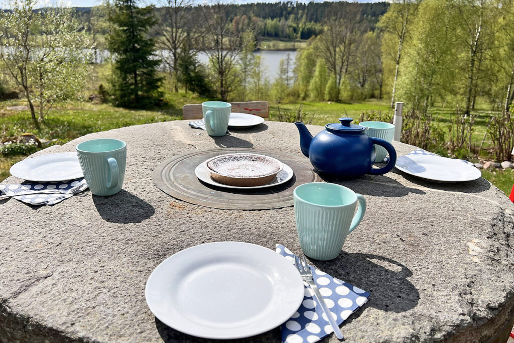 Frühstück auf der Terrasse mit Seeblick