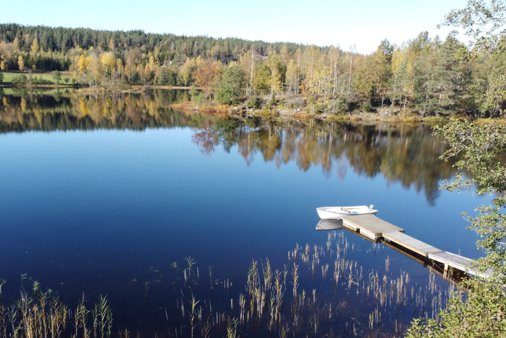 Herbst am See Grann mit Steg und Boot