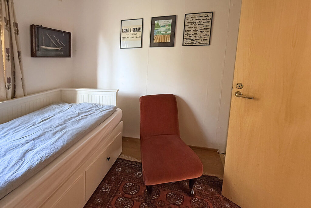 Schlafzimmer mit Tagesbett und Sessel